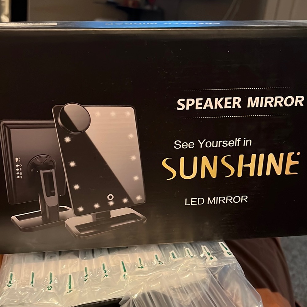 Selling a brand new speaker mirror Bluetooth